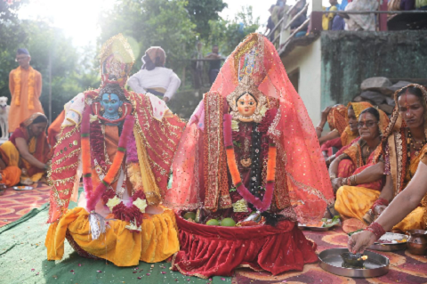 कुमाऊं में सातूं-आंठू पर्व की धूम, खेतों की फसलों से सजते हैं गौरा-महेश..