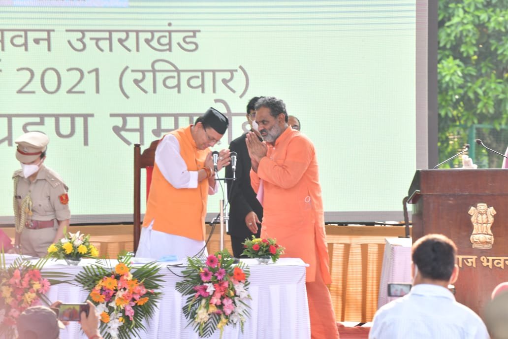 नए मुख्यमंत्री पुष्कर सिंह धामी ने पुराने मंत्रियों के साथ ली शपथ