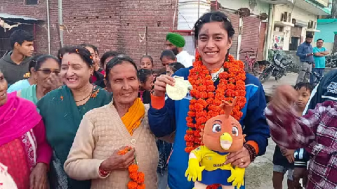 चीन को हराकर भारत लौटी हॉकी खिलाड़ी मनीषा चौहान..