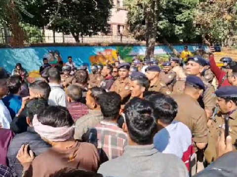 पुलिस भर्ती में आयु सीमा बढ़ाने की मांग को लेकर बेरोजगार संघ का सचिवालय कूच..
