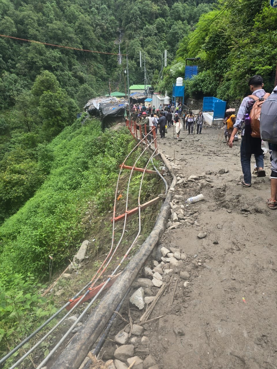 केदारनाथ यात्रा मार्ग पर दर्दनाक हादसा — पहाड़ी से गिरे पत्थरों की चपेट में आकर दो यात्रियों की मौत, तीन घायल