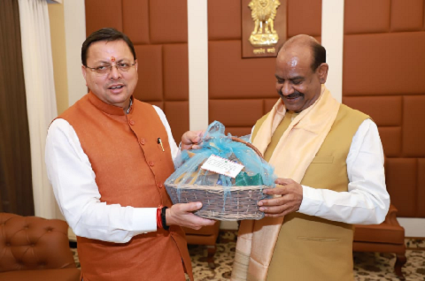 दिल्ली में सीएम धामी की लोकसभा अध्यक्ष से भेंट, सांस्कृतिक उत्पाद किए भेंट..