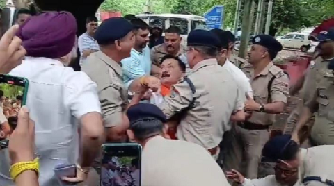 राज्यपाल से ना मिलने पर कांग्रेस का धरना उग्र, पुलिस और कार्यकर्ताओं में तनातनी..