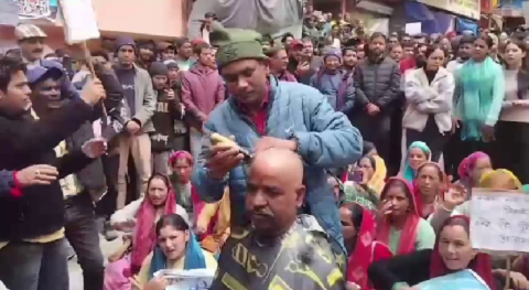बद्रीनाथ मास्टर प्लान पर विवाद- पौराणिक शिलाओं से छेड़छाड़ का आरोप, विरोध में मुंडन कर जताया रोष..