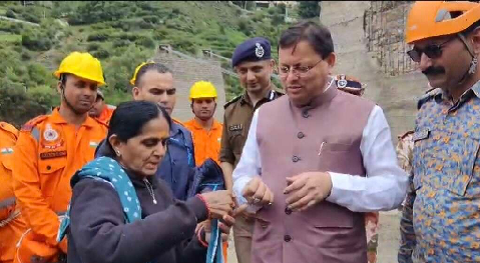 उत्तरकाशी आपदा में भावुक पल, महिला ने धोती फाड़कर सीएम धामी को बांधी राखी..