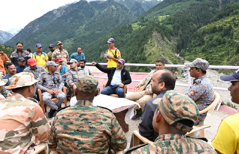 धराली में डीएम के प्रयासों से बहाल हुई बिजली-पानी, इंटरनेट आज शाम तक सुचारू होने की उम्मीद..