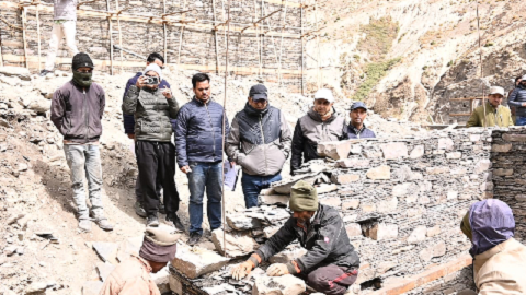 भारत-चीन सीमा पर जादूंग गांव में होम स्टे निर्माण का जायजा लेते डीएम आर्य..
