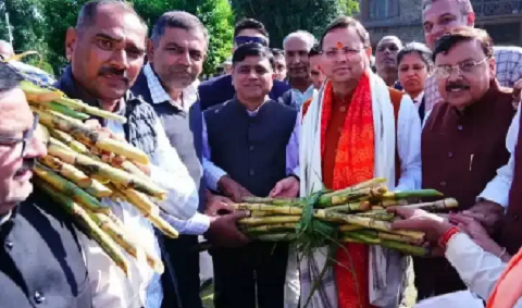 किसानों की समस्याओं पर सीएम धामी ने दिया भरोसा, लॉन में बैठकर लिया गन्ना का स्वाद..