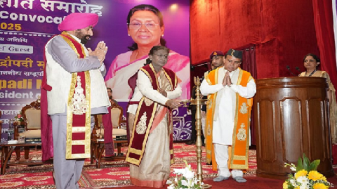 कुमाऊं विश्वविद्यालय के 20वें दीक्षांत समारोह में राष्ट्रपति मुर्मू ने विद्यार्थियों को दिए स्वर्ण पदक और उपाधियां..