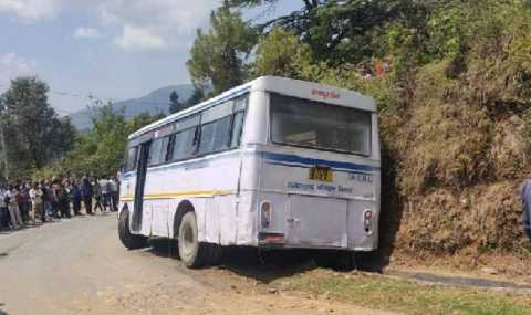 लोहाघाट में बड़ा हादसा, ब्रेक फेल होने पर पहाड़ी से टकराई रोडवेज बस, चालक की मौत..